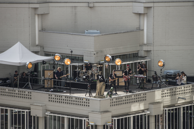 910678 Afbeelding van de Utrechtse band Kensington die een verrassingsconcert geeft op het lage dak van het oude ...